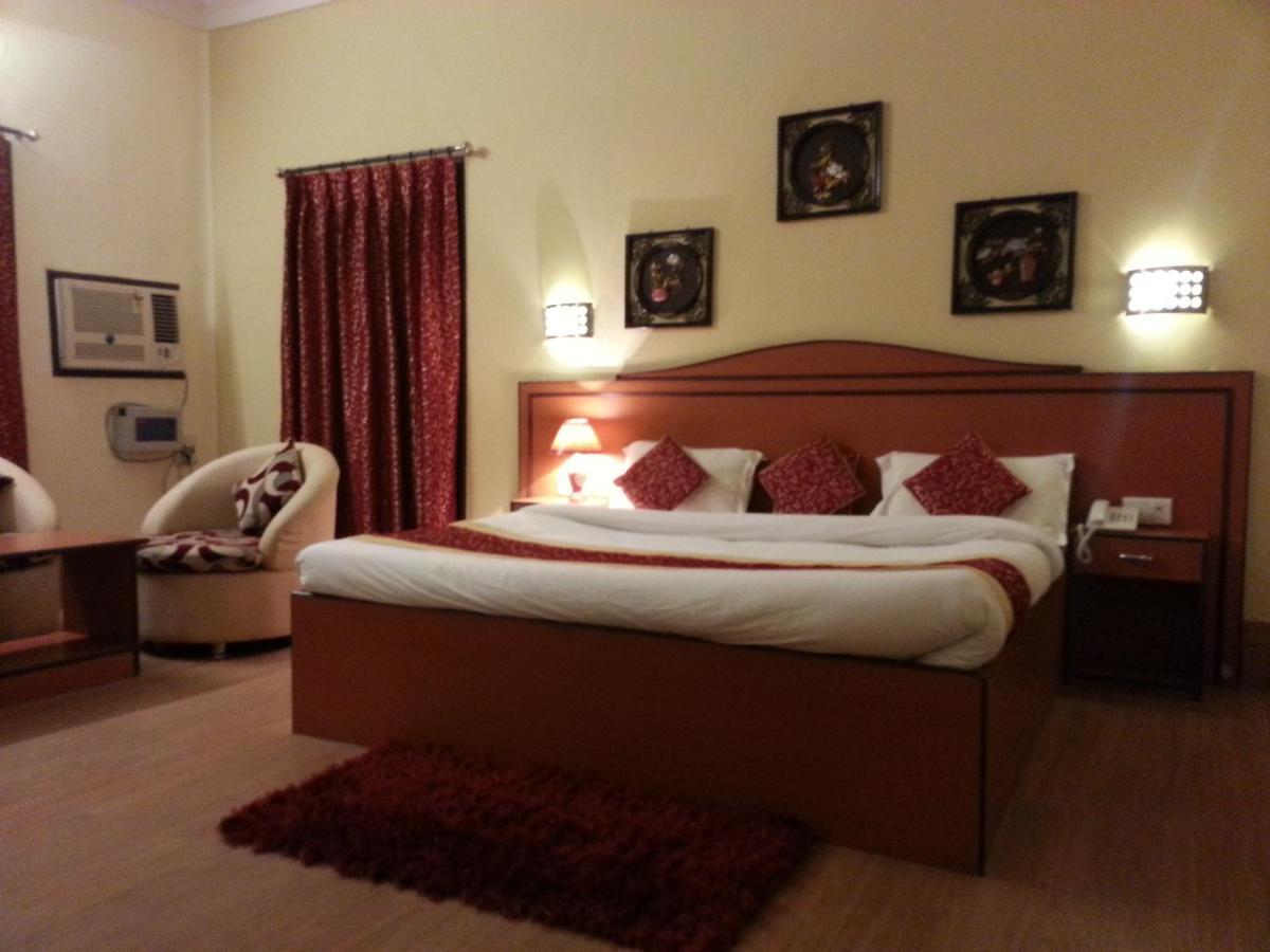 Hotel Varuna Varanasi Esterno foto