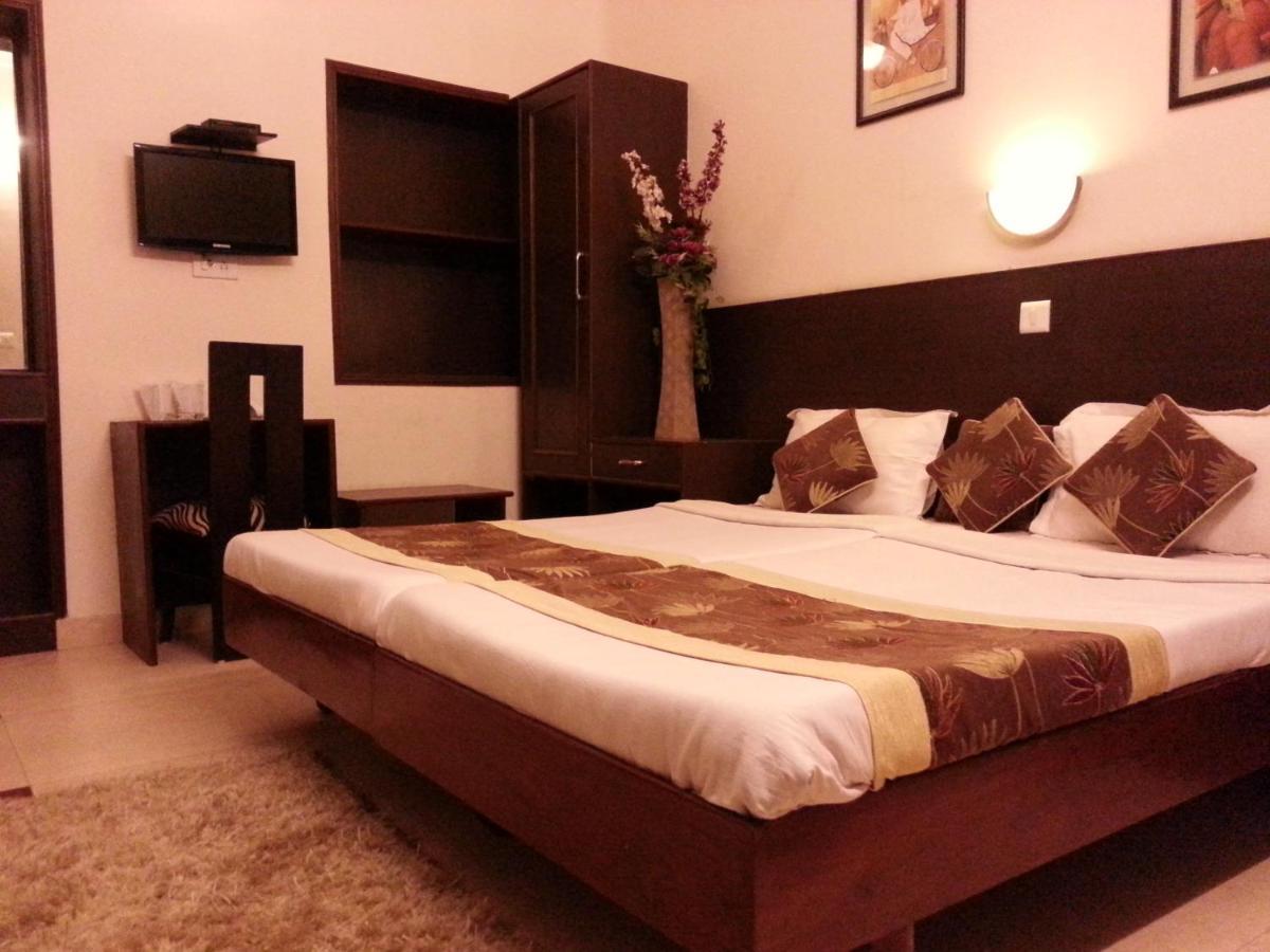 Hotel Varuna Varanasi Esterno foto